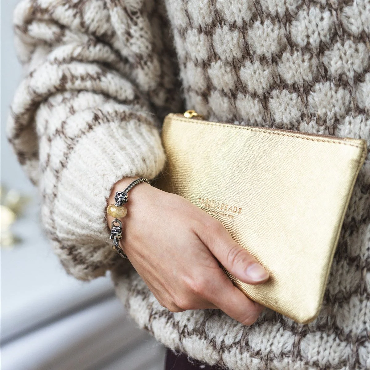 Bild von Goldene Kosmetiktasche Clutch